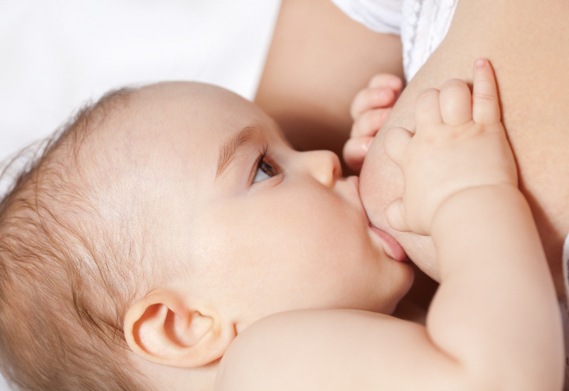 Latte materno sano con il massaggio al seno